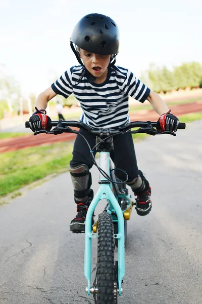 Biker springen — Stockfoto