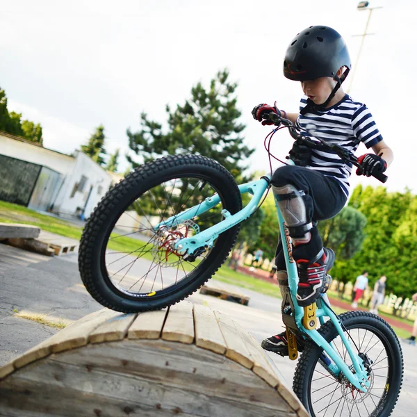 Biker jumping — Stock Photo, Image