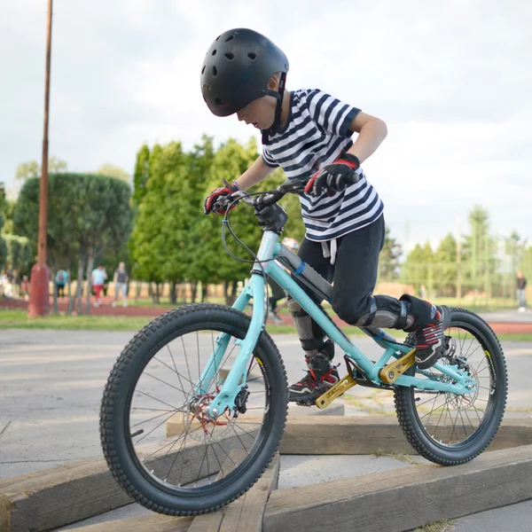 Biker springen — Stockfoto