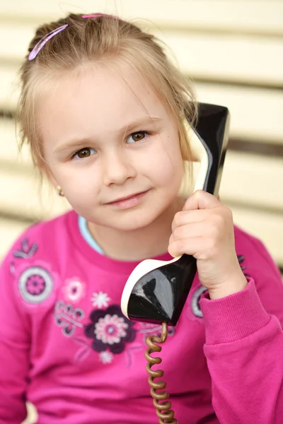 Bébé avec vieux téléphone vintage — Photo