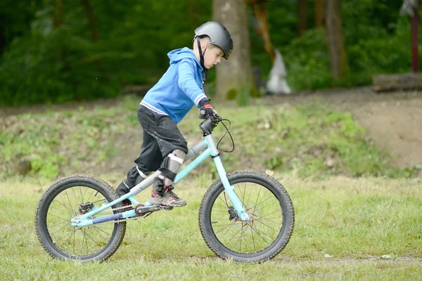 Piccolo motociclista — Foto Stock