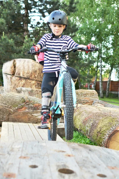 Pequeno motociclista — Fotografia de Stock