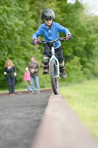 Piccolo motociclista — Foto Stock