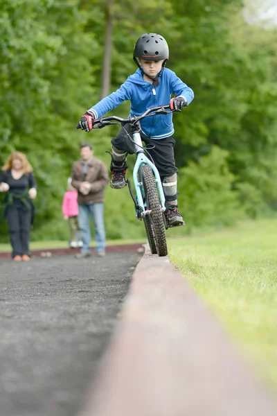 Piccolo motociclista — Foto Stock