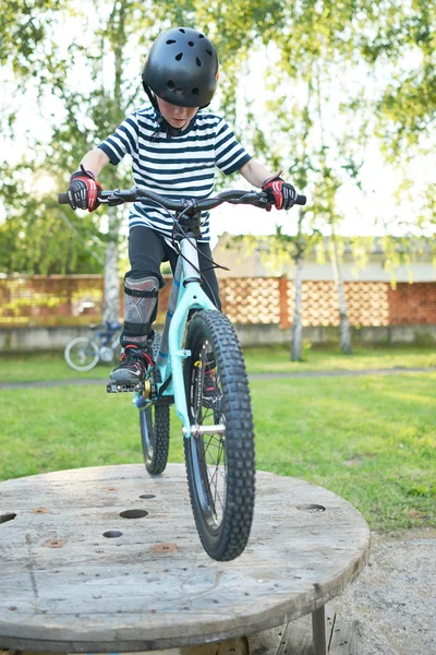 小骑自行车的人 — 图库照片