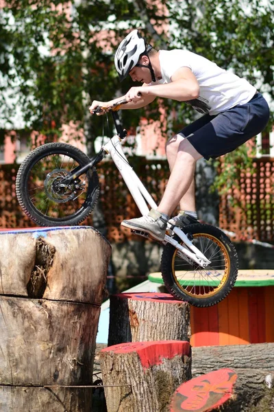 Biker jumping — Stock Photo, Image