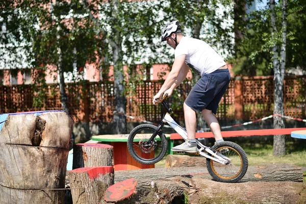 Biker springen — Stockfoto