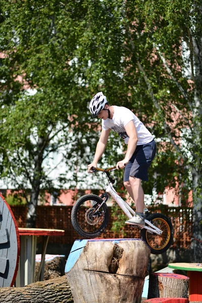 骑自行车的人跳 — 图库照片