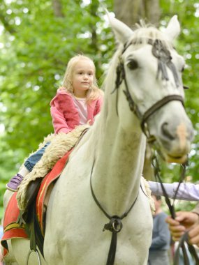 onun beyaz atlı kız