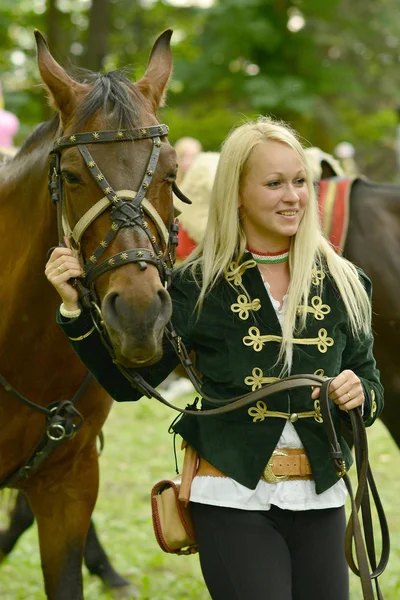 Caballo oscuro y mujer — Foto de Stock