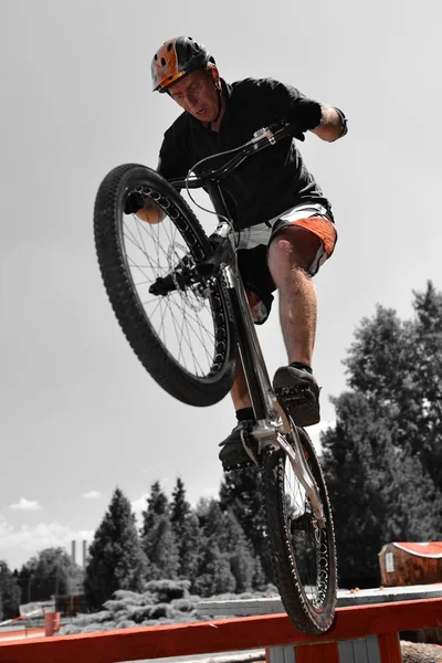 Biker jumping — Stock Photo, Image