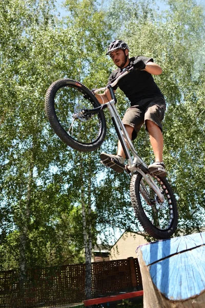 Biker jumping — Stock Photo, Image