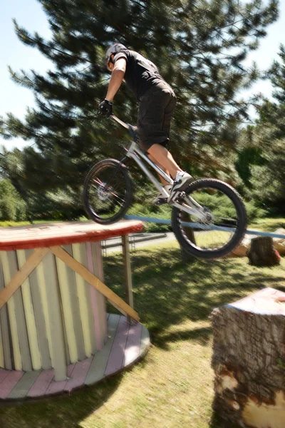 Salto de motociclista — Foto de Stock