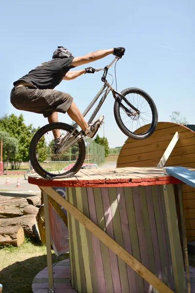 Biker hoppning — Stockfoto