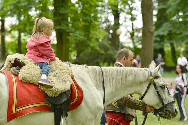 Chica en su caballo blanco — Foto de Stock