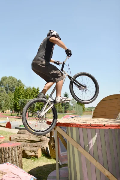 Biker jumping — Stock Photo, Image