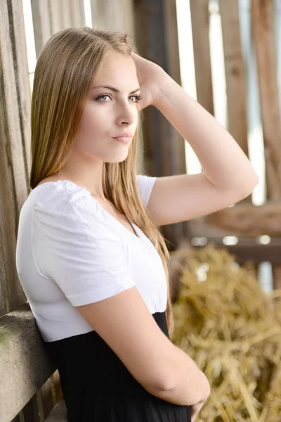 Woman portrait outdoors — Stock Photo, Image