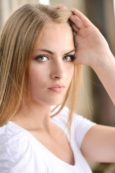 Woman portrait outdoors — Stock Photo, Image