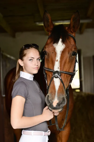 Mulher com cavalo — Fotografia de Stock