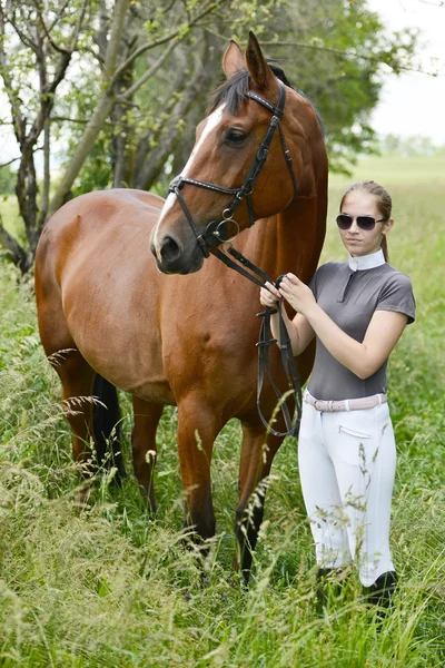 Vrouw met paardkadın ile at — Stok fotoğraf