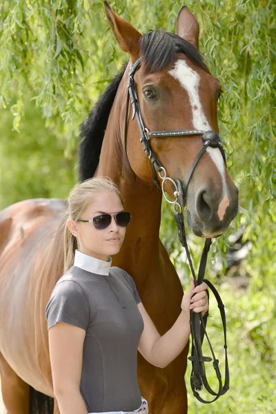 Frau mit Pferd — Stockfoto