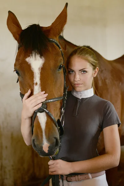 Žena a kůň — Stock fotografie