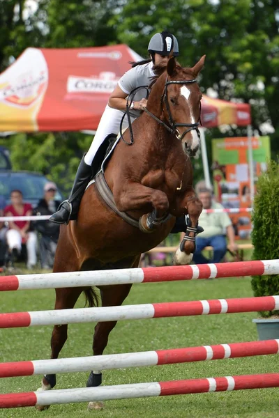 Kobieta w skoki Pokaż — Zdjęcie stockowe