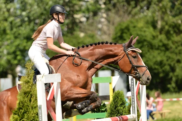 Femme au spectacle de saut d'obstacles — Photo