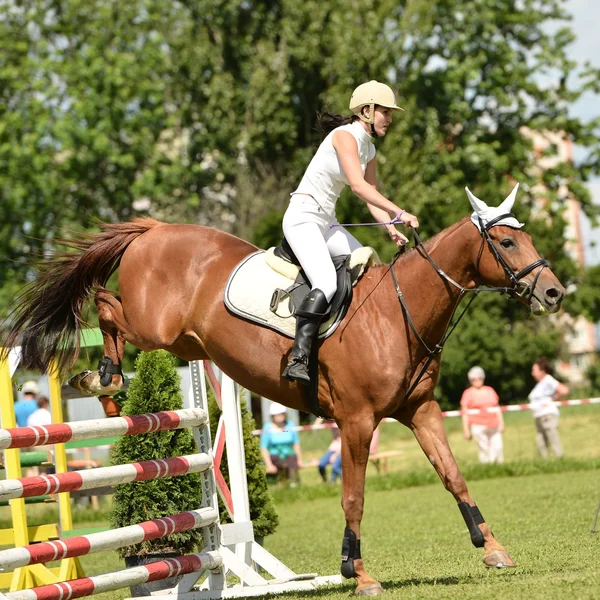 Kobieta w skoki Pokaż — Zdjęcie stockowe