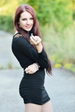 Sigara içen kadın.