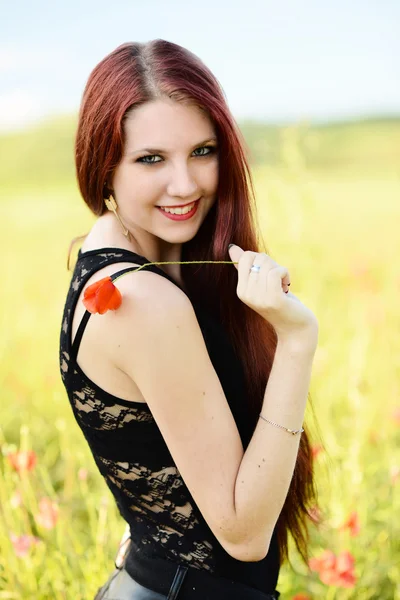 Kvinna med en vallmo blomma — Stockfoto