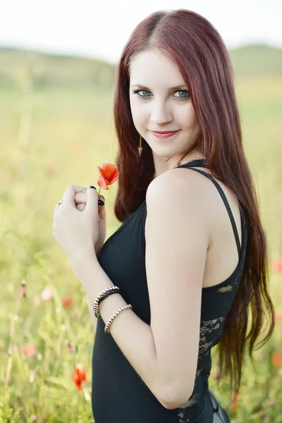 Haşhaş çiçek tutan kadın — Stok fotoğraf