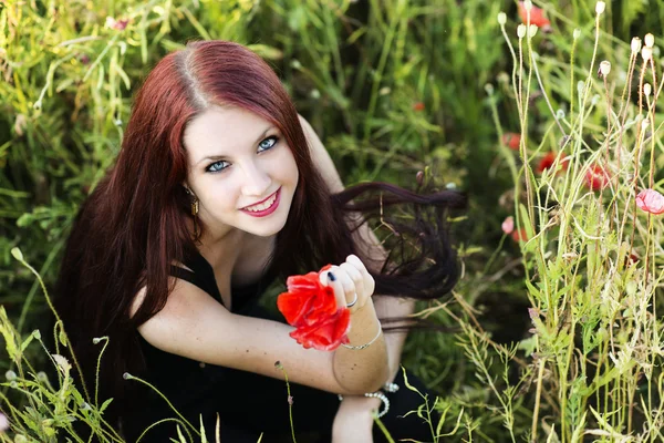 Donna che tiene un fiore di papavero — Foto Stock
