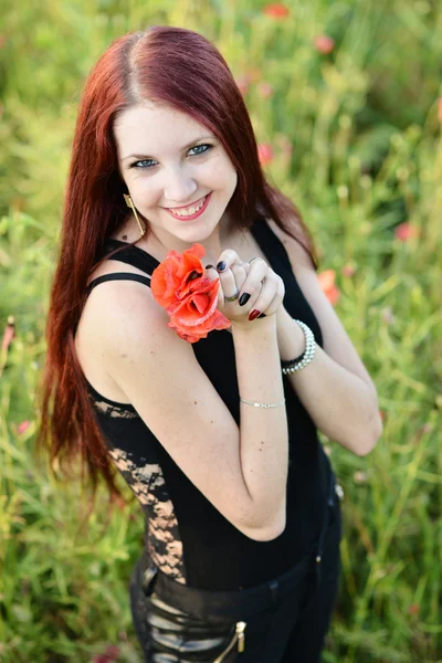 Haşhaş çiçek tutan kadın — Stok fotoğraf