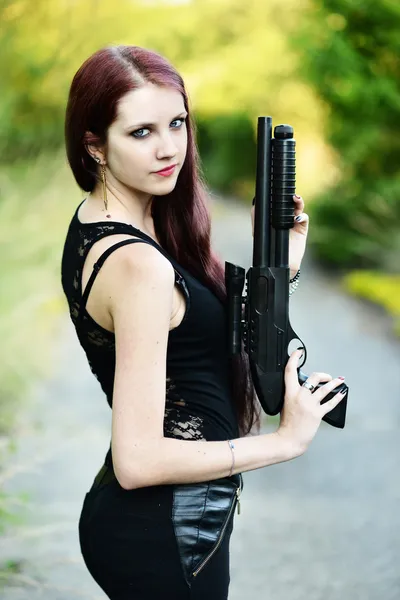 Elinde tabanca tutan seksi kadın — Stok fotoğraf