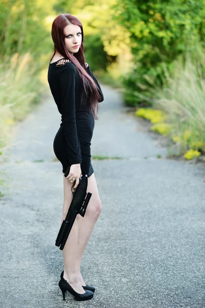 Sexy femeie holding handgun în mână — Fotografie, imagine de stoc