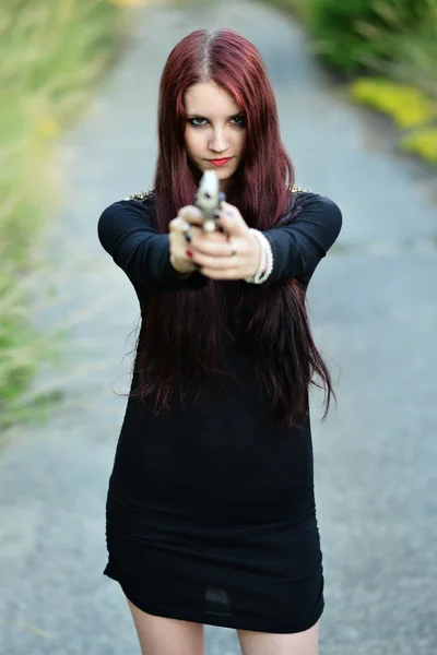 Sexig kvinna med vapen i hand — Stockfoto