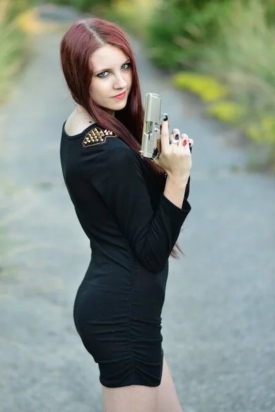 Szexi nő a kezében tartja a pisztolyt — Stock Fotó