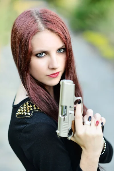 Sexy vrouw pistool in de hand houden — Stockfoto