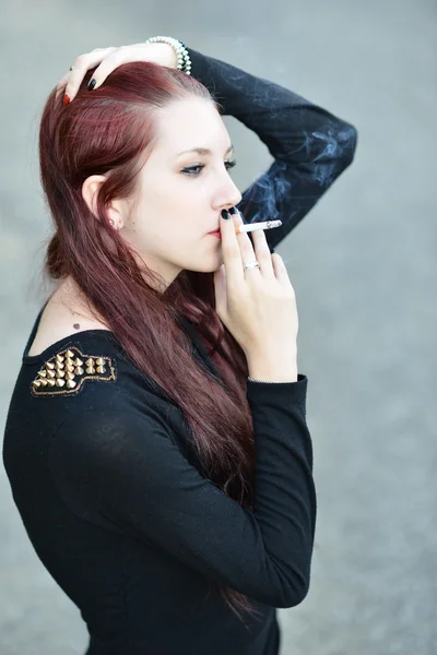 Femme fumant une cigarette — Photo