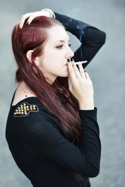 Žena kouří cigaretu — Stock fotografie