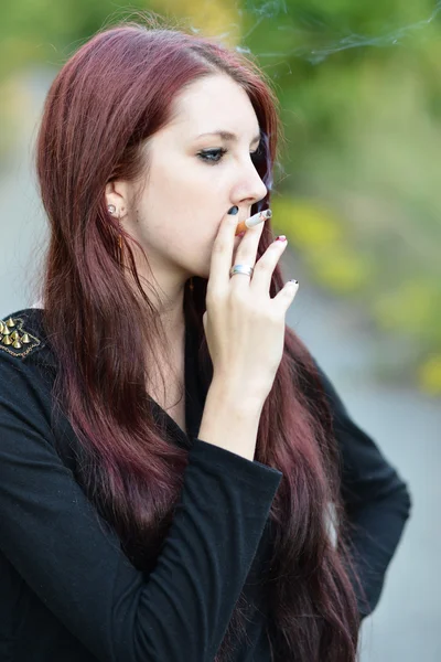 Žena kouří cigaretu — Stock fotografie