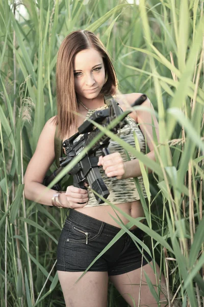 Donna sexy tenendo la sua arma — Foto Stock