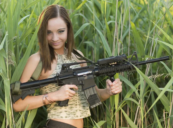 Mulher sexy segurando sua arma — Fotografia de Stock