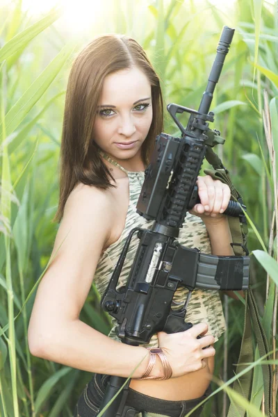 Сексуальная женщина, держащая оружие — стоковое фото