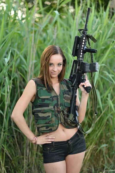 Sexy kvinne som holder opp våpenet sitt – stockfoto