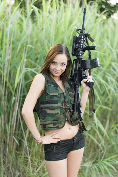 Sexy mujer sosteniendo su arma — Foto de Stock