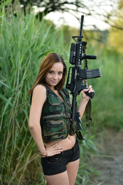 Sexy mujer sosteniendo su arma — Foto de Stock