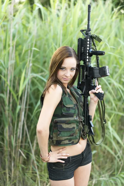 Sexy kvinne som holder opp våpenet sitt – stockfoto