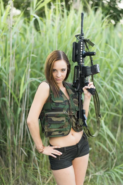 Sexy mujer sosteniendo su arma — Foto de Stock